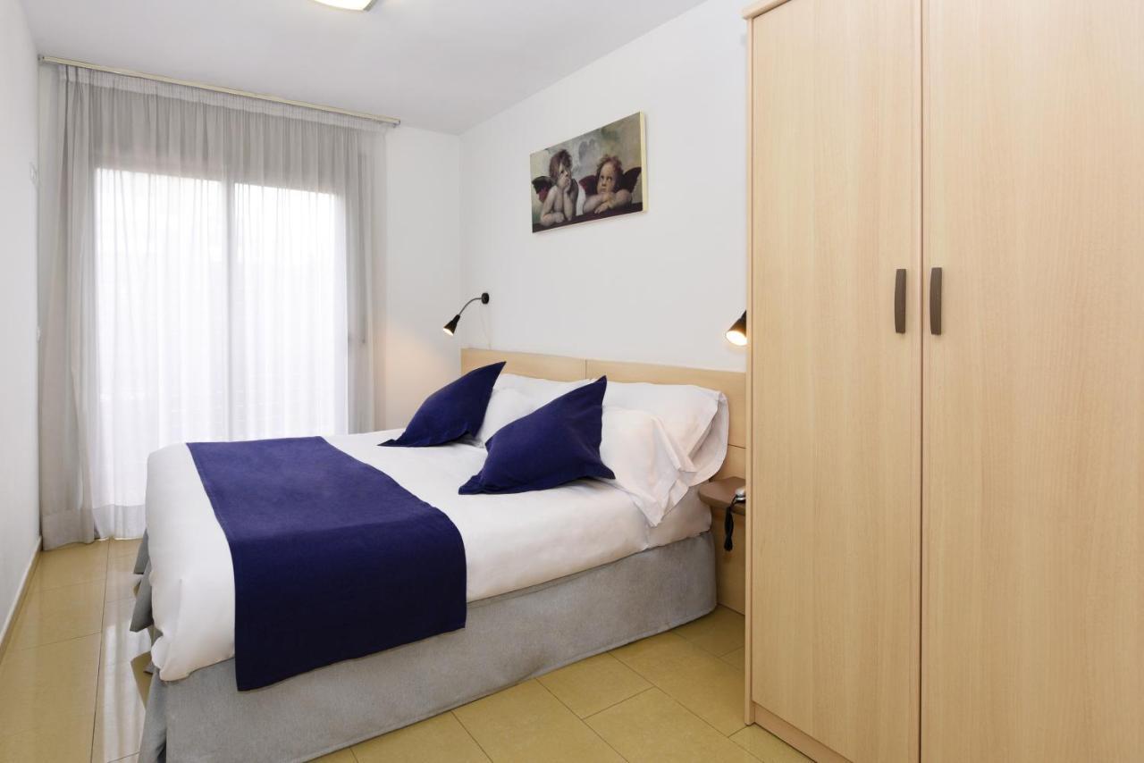 Neptuno Apartments Calella Bagian luar foto