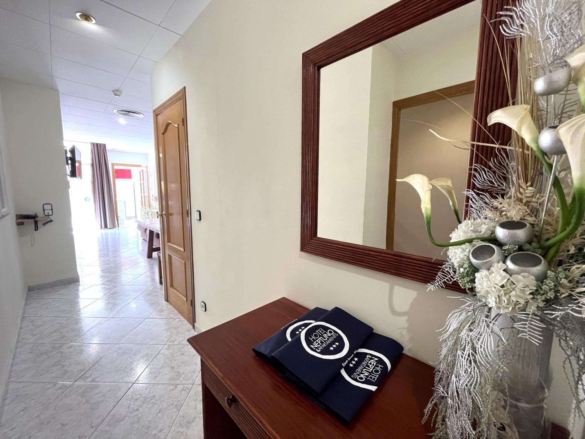 Neptuno Apartments Calella Ruang foto